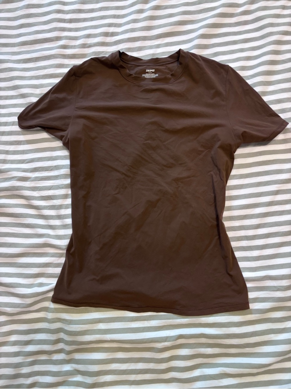 SKIMS Brown Seamless Short-Sleeve Tee - Picture 3 of 4